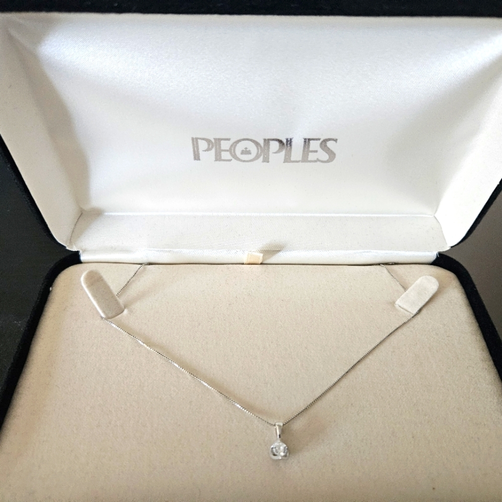 14K white gold Diamond solitaire pendant necklace